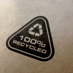 Recycling-Logo auf Papier