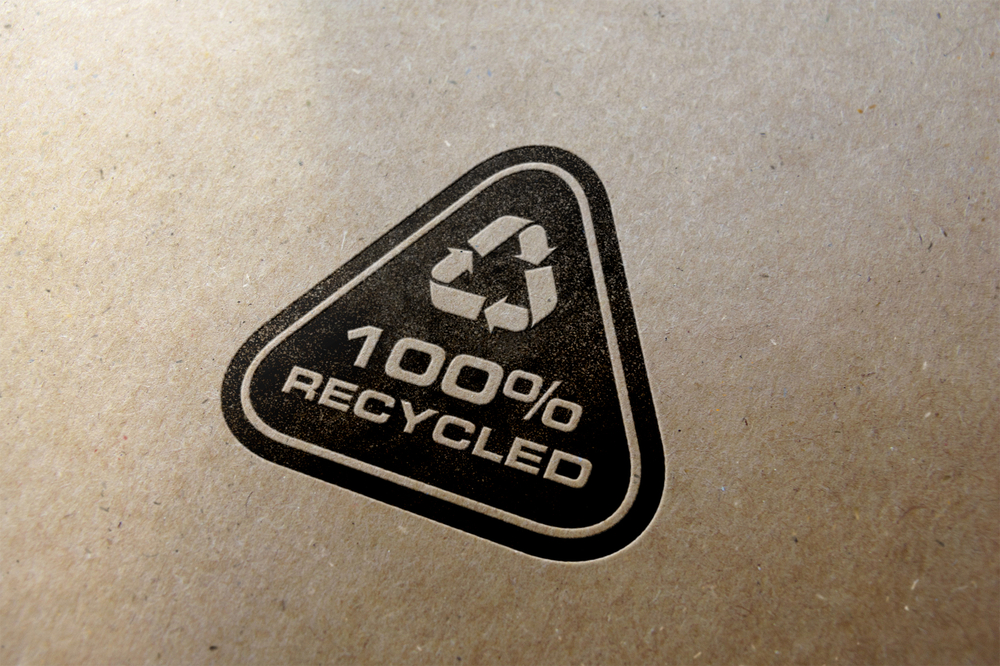 Recycling-Logo auf Papier